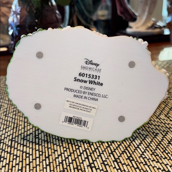 Disney Floral Coll / Charming Snow White Figurine with Basket - Blue and Yellow - Picture 7 of 8